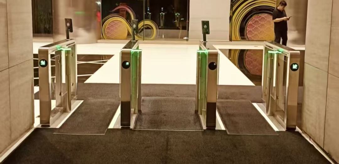 ​Soluzione di tornelli oscillanti con riconoscimento facciale ZOJE per edifici adibiti ad uffici