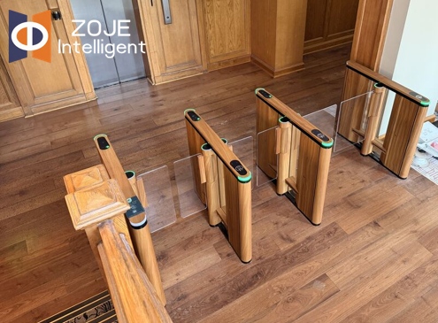 Progetto di tornello girevole personalizzato con aspetto legno consegnato da ZOJE per il Museo locale rumeno