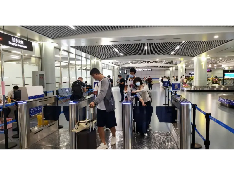 Glass swing turnstile